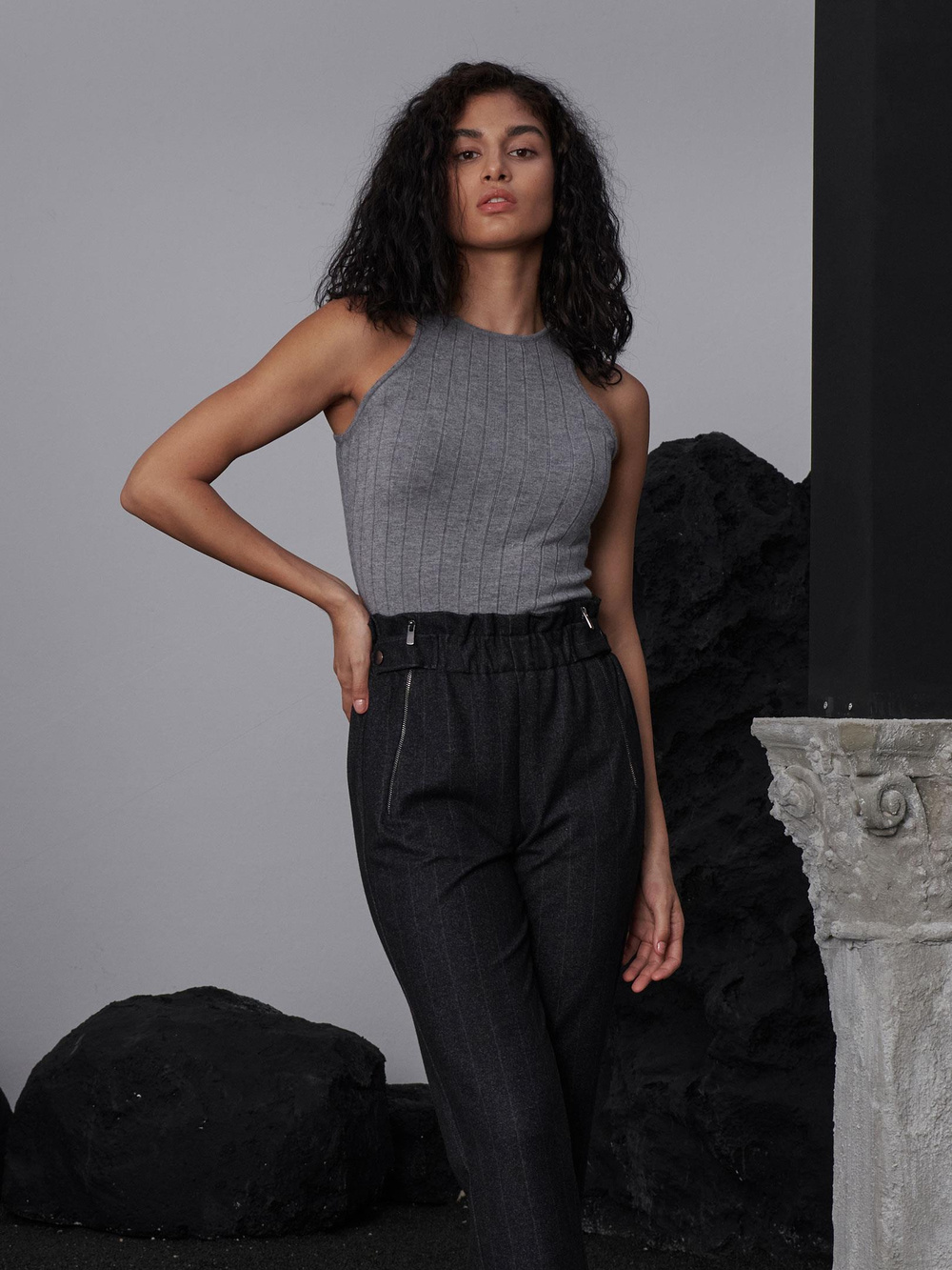 Sıfır Kollu Halter Yaka Örme Bluz - Gri