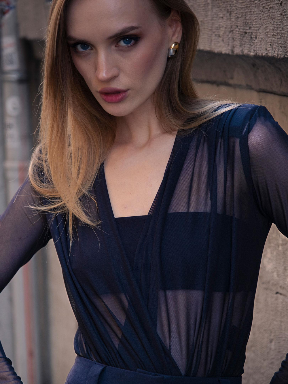 V Yakalı Büzgülü Uzun Kollu Transparan Tül Body - Siyah