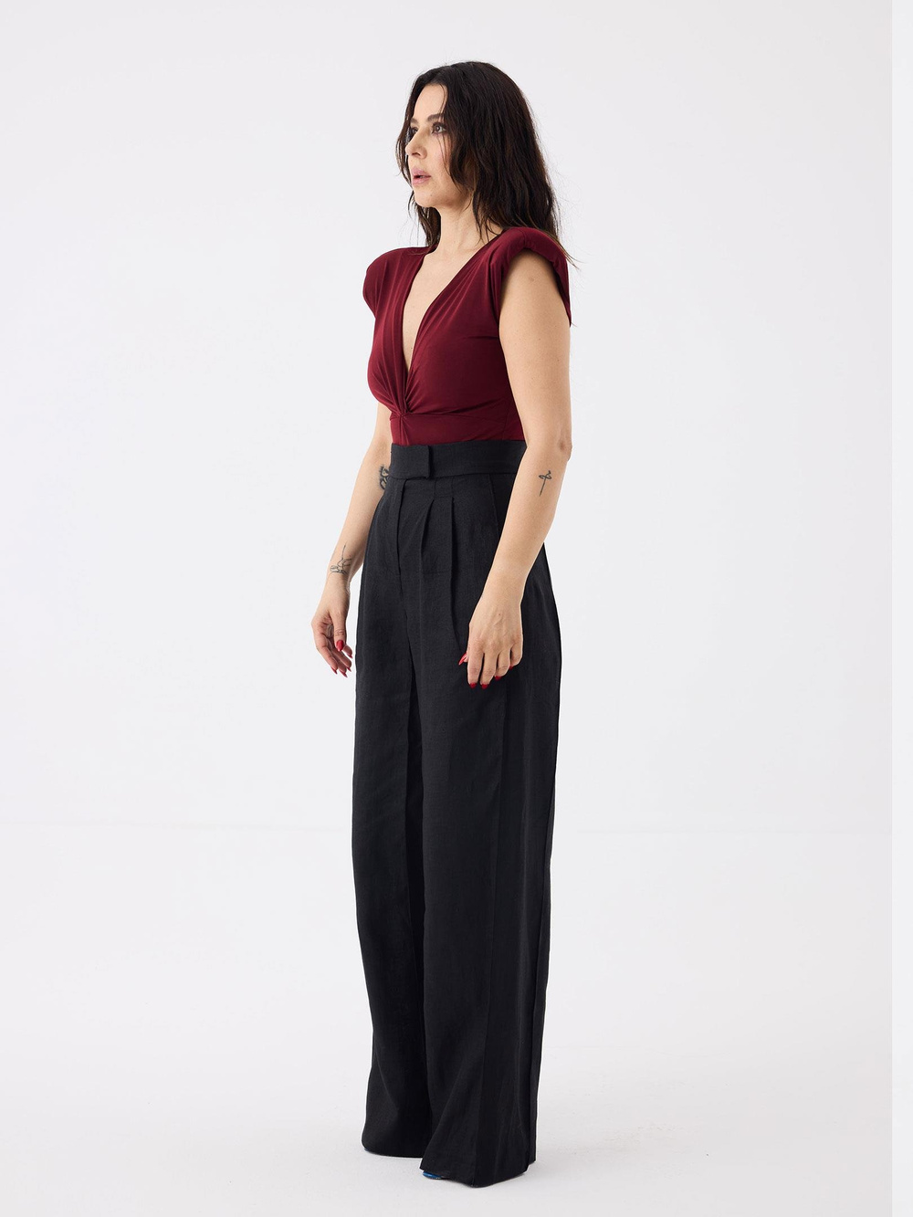 Önü Burgu ve Omuzları Vatka Detaylı Kolsuz İkonik Body - Bordo