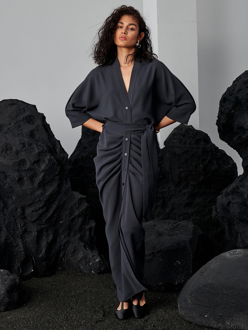 Önü Çıtçıtlı V Yakalı Eteği Büzgülü Elbise - Füme