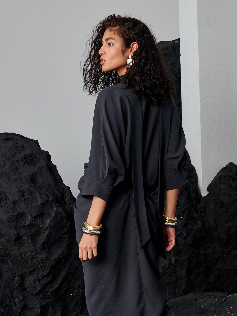 Önü Çıtçıtlı V Yakalı Eteği Büzgülü Elbise - Füme