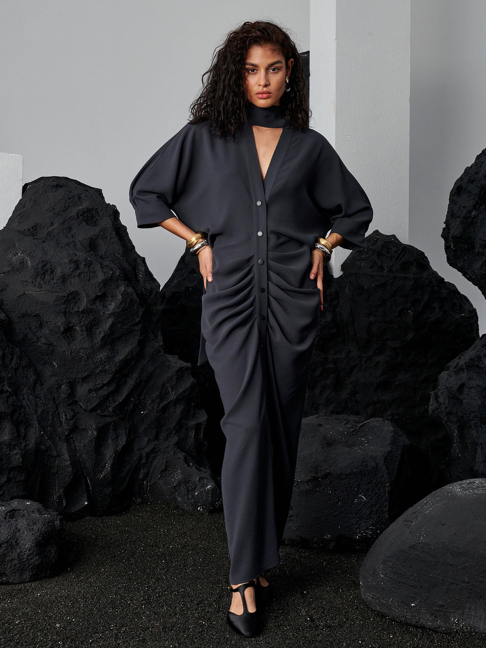 Önü Çıtçıtlı V Yakalı Eteği Büzgülü Elbise - Füme