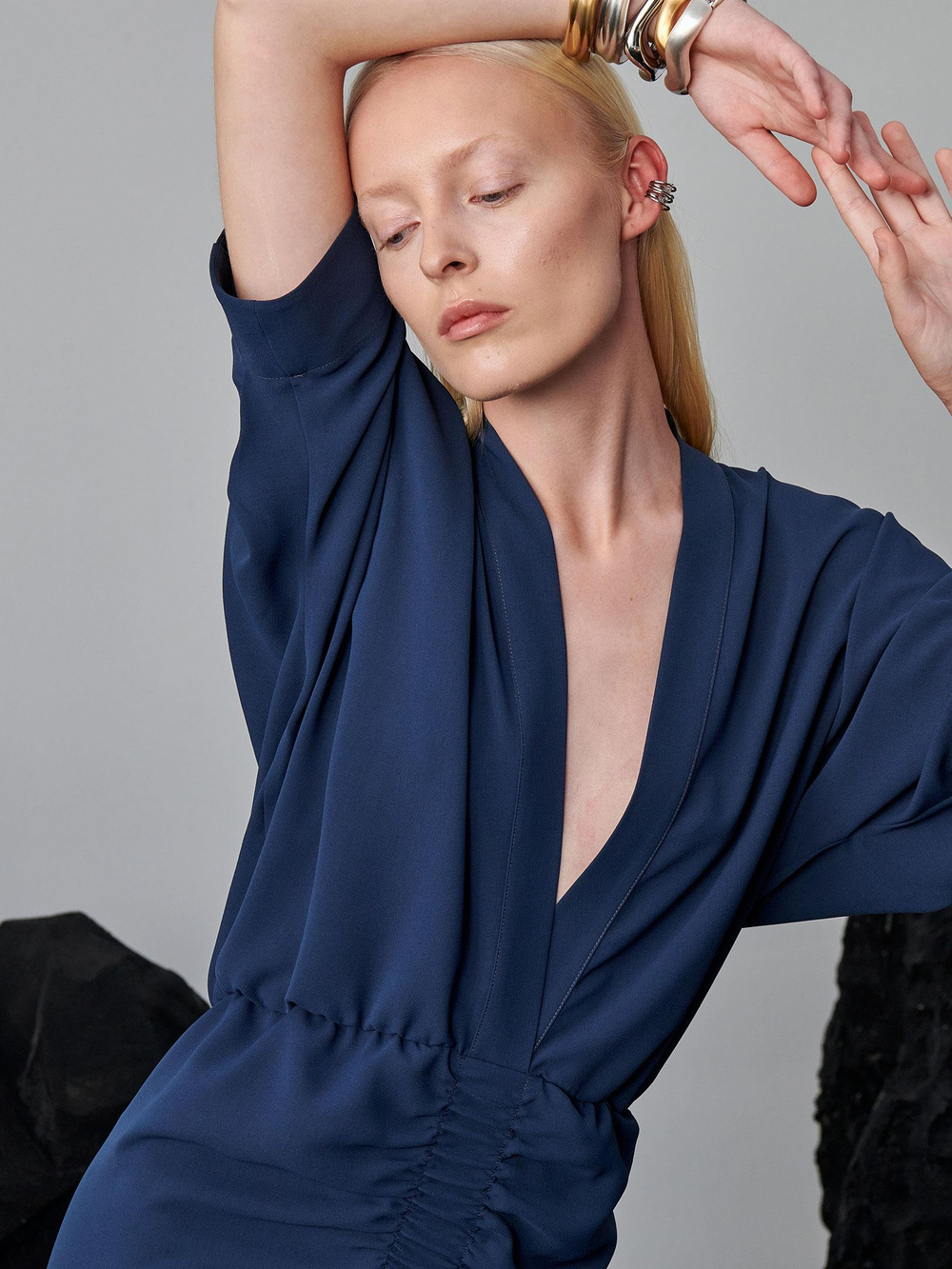 V Yakalı Eteği Lastikli ve Büzgülü Elbise - Petrol