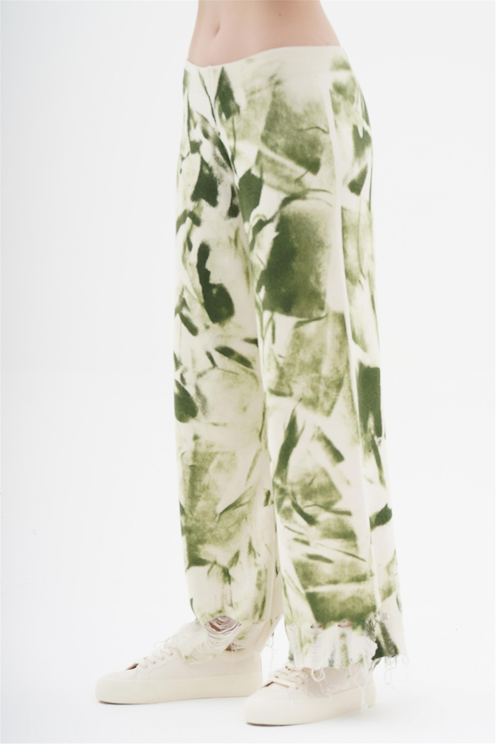 Printed Long Sleeve Destroyed Knit Sweater With Wrist Length Pants