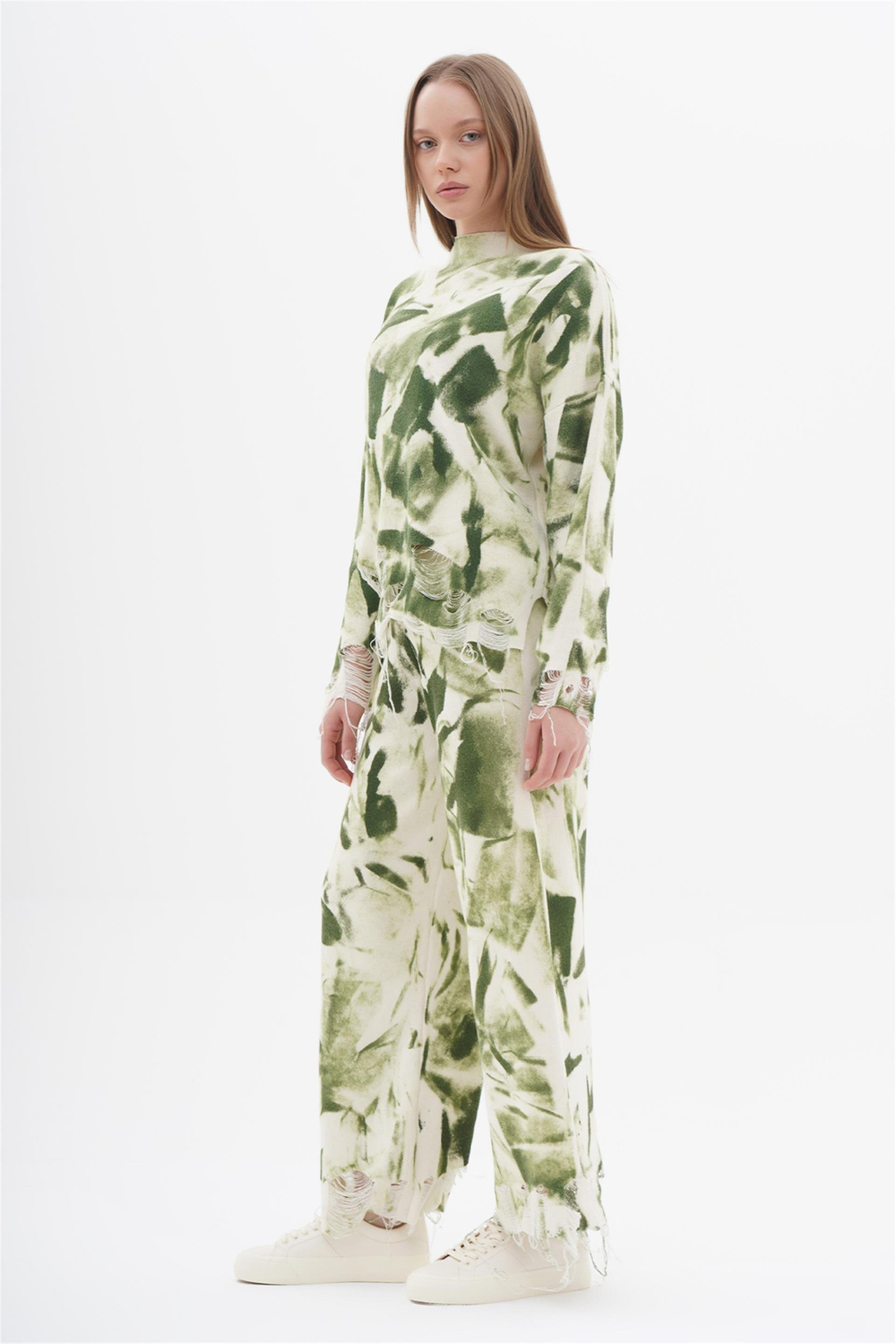 Printed Long Sleeve Destroyed Knit Sweater With Wrist Length Pants