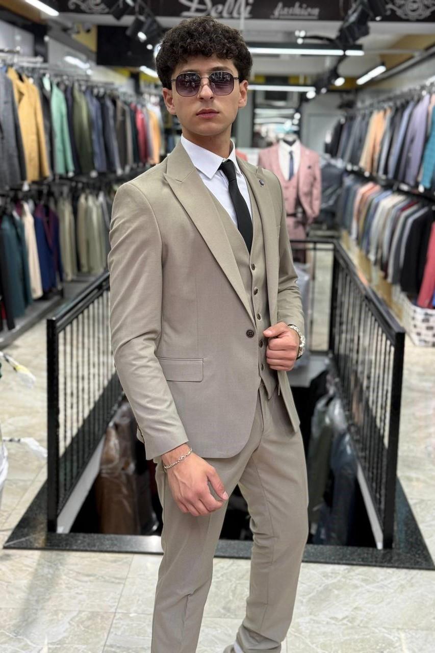 Wholesale Men's Beige Three-Piece Suit 1701W26-053