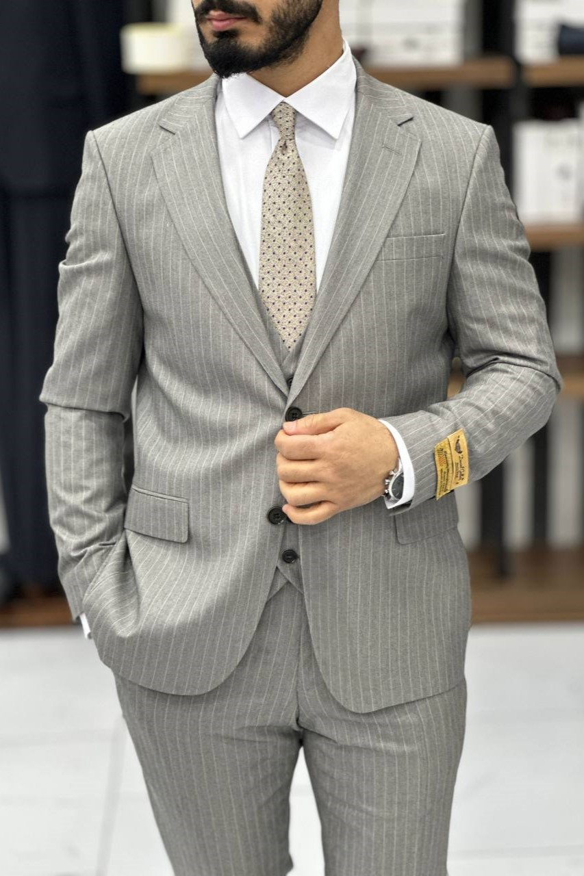 Wholesale Men's Light Gray Three-Piece Suit 1744W26-039