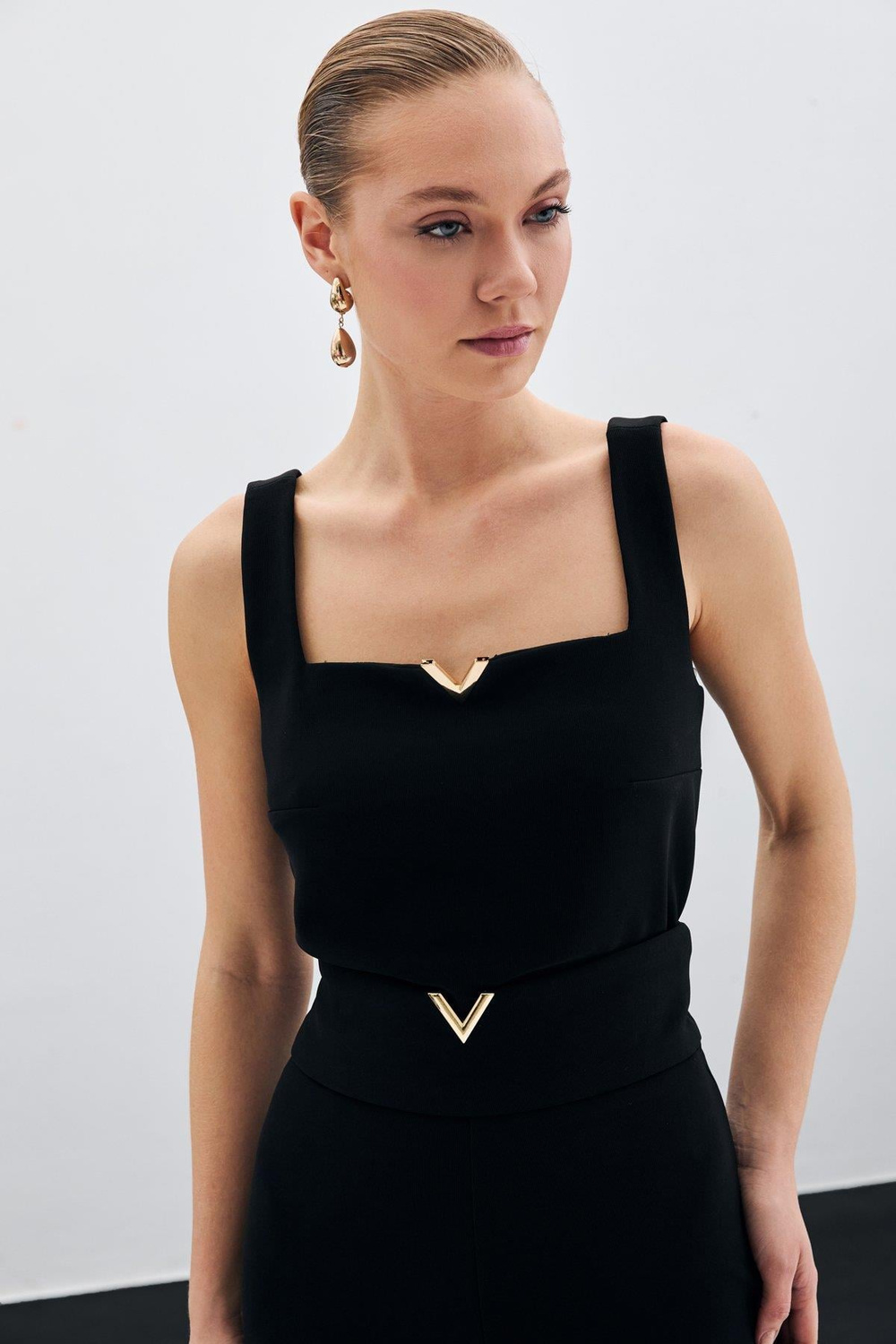 Wholesale Womens Black Crop Top with Front V-Shape Accessory