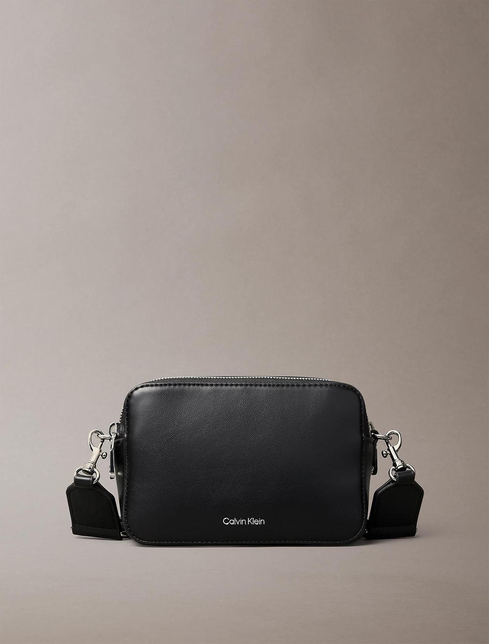 Calvin Klein Calvin Klein Kadın Marka Logolu Deri Ayarlanabilir Siyah Omuz Çantası LV04F3165G-2QP