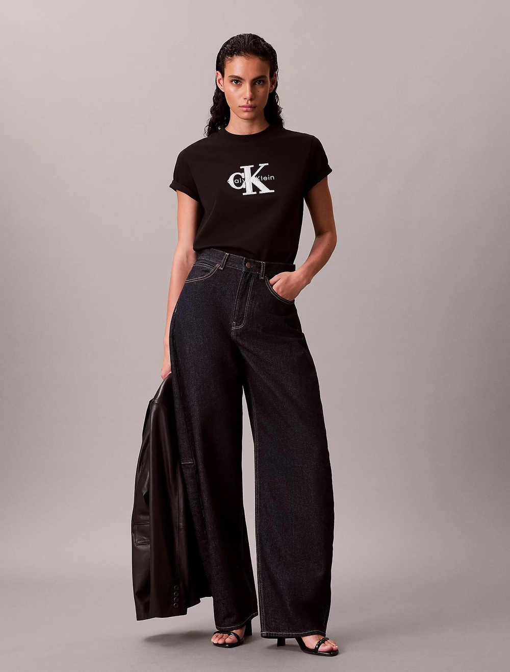Calvin Klein Calvin Klein Kadın Regular Fit Yuvarlak Yakalı Logo İşlemeli Kısa Kollu Siyah T-Shirt LV047E819G-UB1