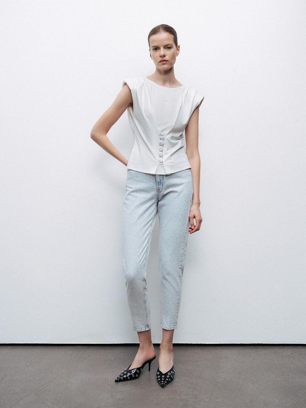 Nocturune Nocturune Kadın Slim Fit Kolsuz Vatkalı Sıfır Yaka Önü ve Arkası Pileli Agraf Kapamalı Beyaz T-Shirt N25YN70059-KIRIKBEYAZ