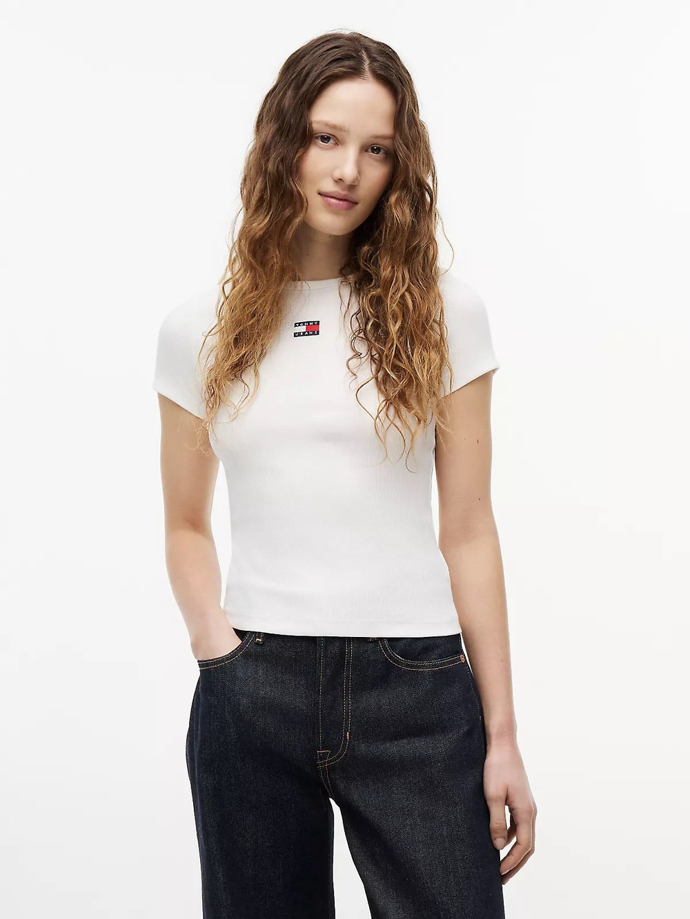 Tommy Hilfiger Tommy Hilfiger Kadın Slim Fit Yüksek Pamuk İçerikli İkonik Bayrak Logolu Kısa Kollu Beyaz T-Shirt DW0DW17881-YBL