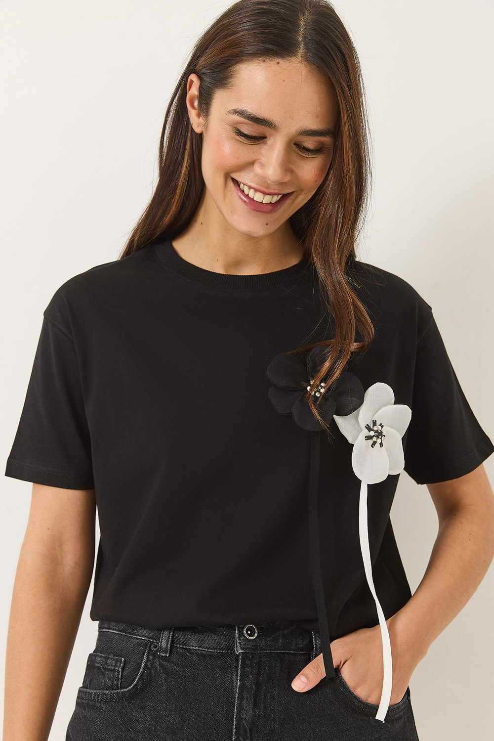 Kadın Aksesuarlı Kısa Kollu Pamuklu T-Shirt 60602041 - Siyah