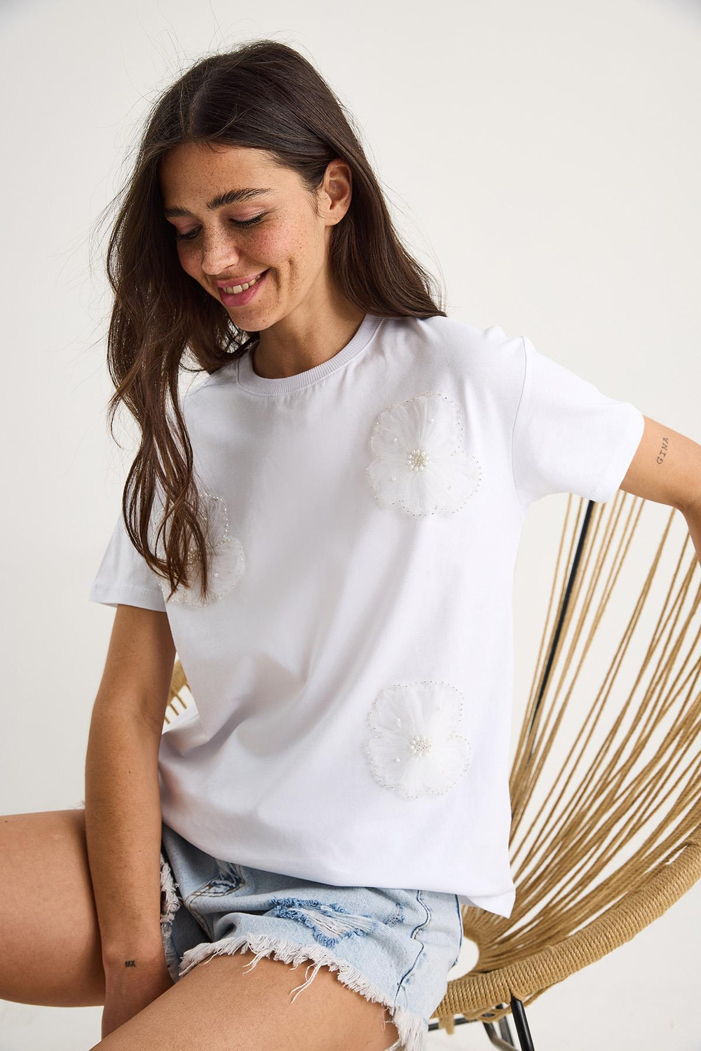 Bisiklet Yaka Çiçek Aksesuarlı Kısa Kollu T-Shirt 60602060 - Beyaz