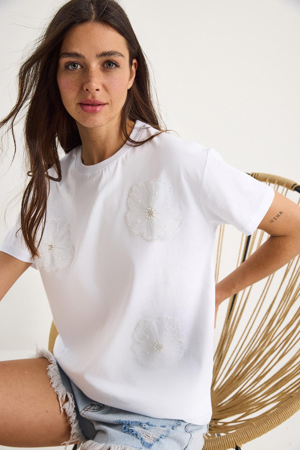 Bisiklet Yaka Çiçek Aksesuarlı Kısa Kollu T-Shirt 60602060 - Beyaz