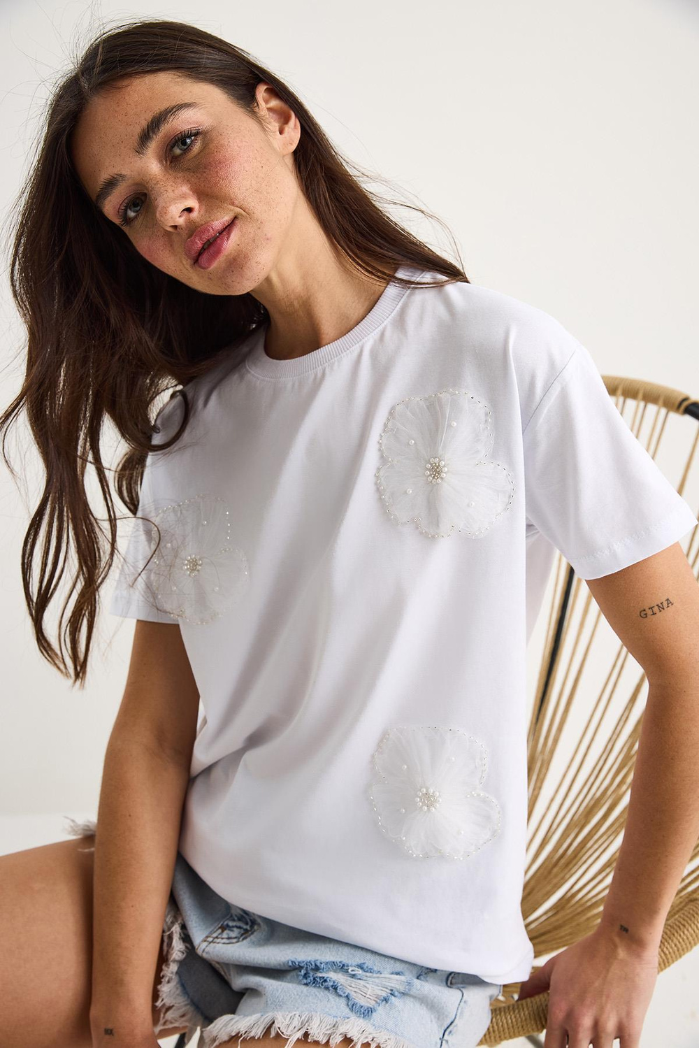 Bisiklet Yaka Çiçek Aksesuarlı Kısa Kollu T-Shirt 60602060 - Beyaz