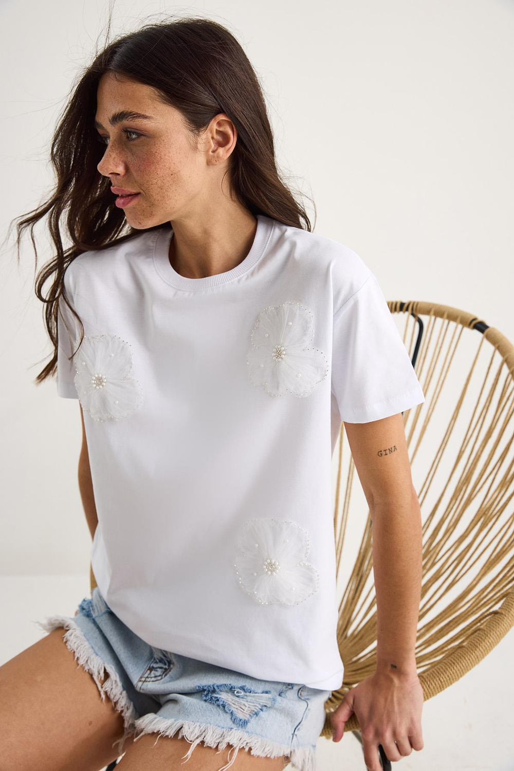 Bisiklet Yaka Çiçek Aksesuarlı Kısa Kollu T-Shirt 60602060 - Beyaz