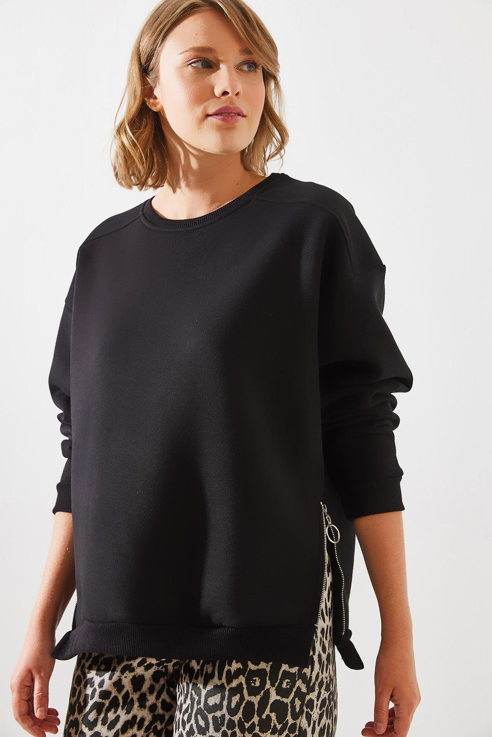 Kadın Bisiklet Yaka Şardonlu Fermuar Detaylı Basic Sweatshirt 60251796 - Siyah