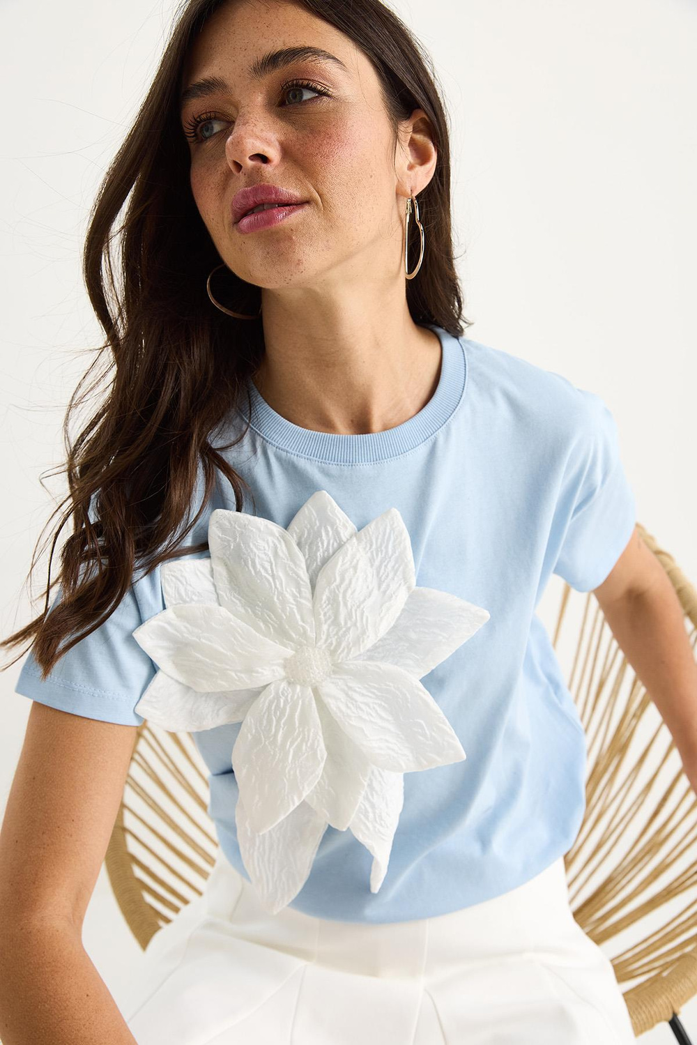 Kadın Çiçek Aksesuarlı Kısa Kollu Pamuklu T-Shirt 60602040 - Bebe Mavisi