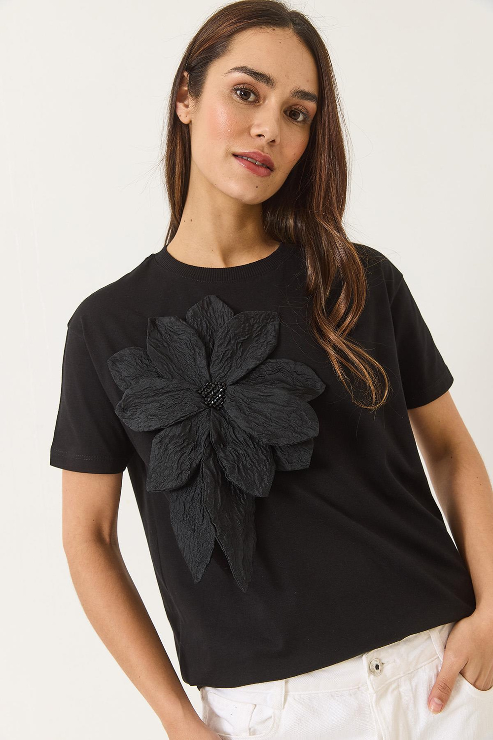Kadın Çiçek Aksesuarlı Kısa Kollu Pamuklu T-Shirt 60602040 - Siyah