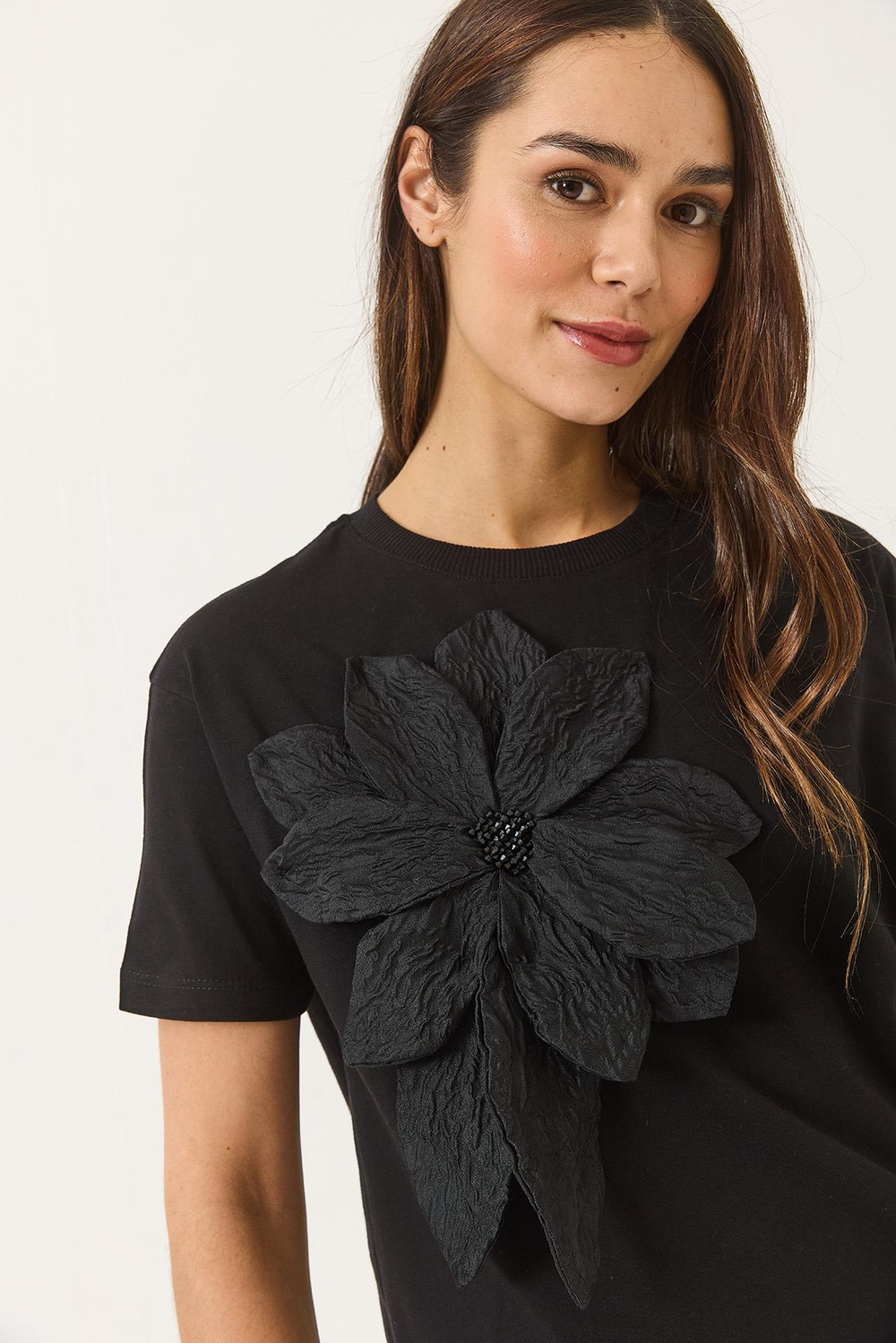 Kadın Çiçek Aksesuarlı Kısa Kollu Pamuklu T-Shirt 60602040 - Siyah
