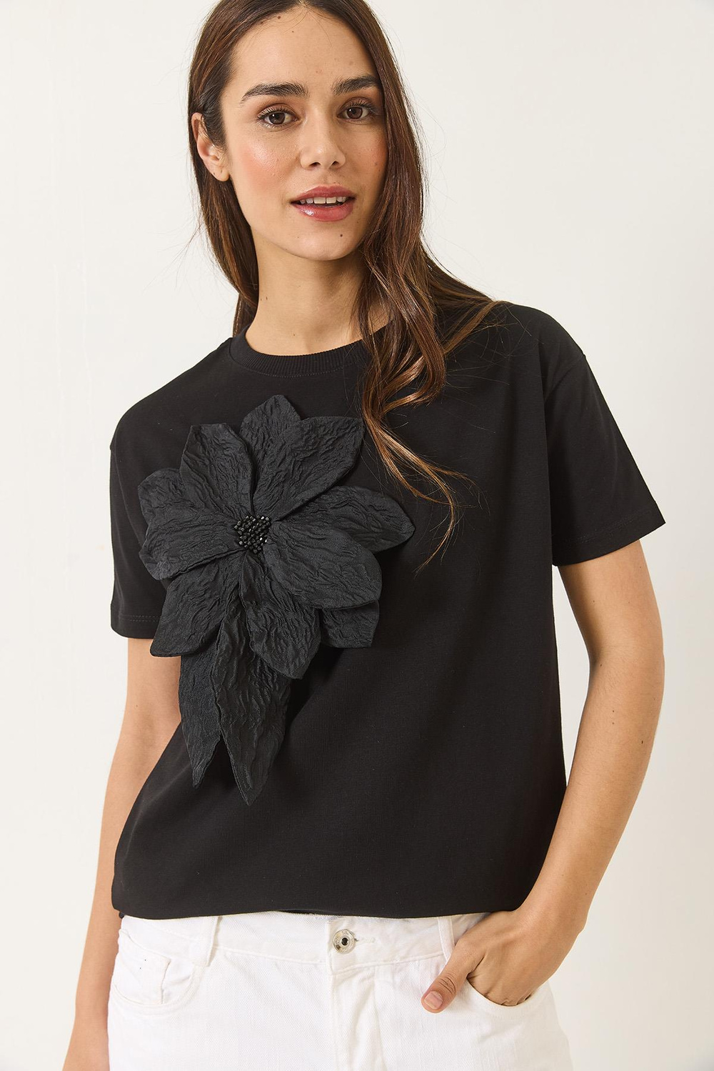 Kadın Çiçek Aksesuarlı Kısa Kollu Pamuklu T-Shirt 60602040 - Siyah