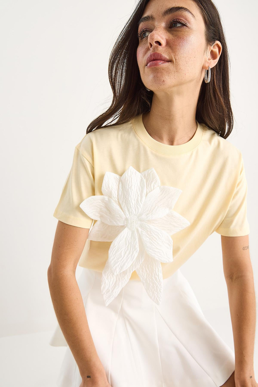 Kadın Çiçek Aksesuarlı Kısa Kollu Pamuklu T-Shirt 60602040 - Tereyağ