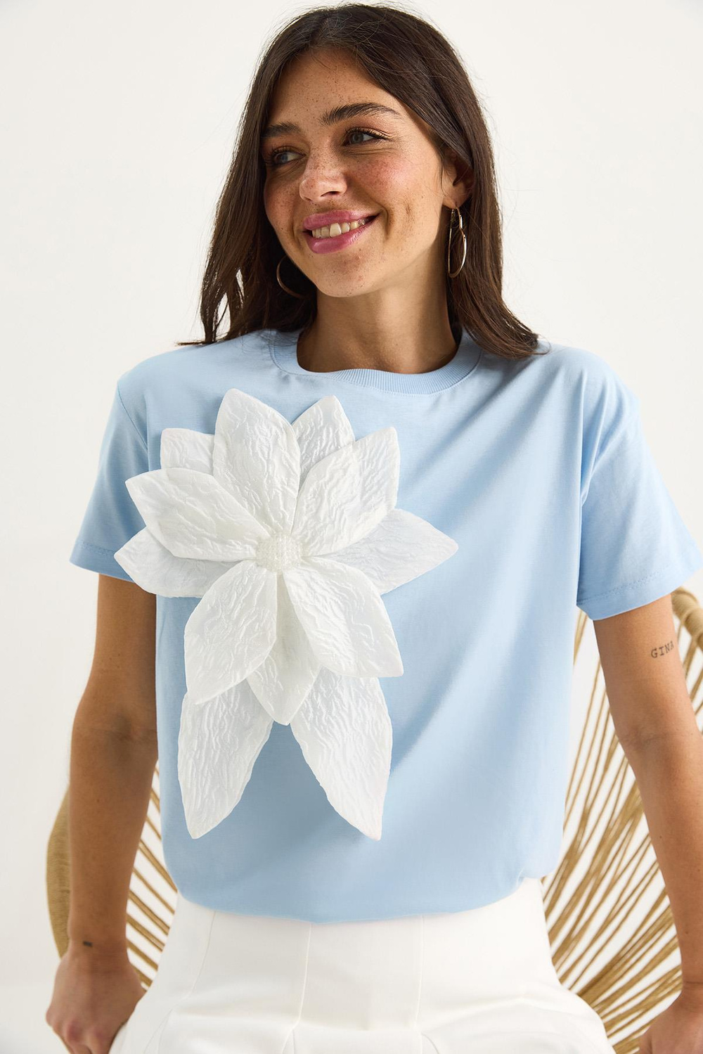 Kadın Çiçek Aksesuarlı Kısa Kollu Pamuklu T-Shirt 60602040 - Bebe Mavisi