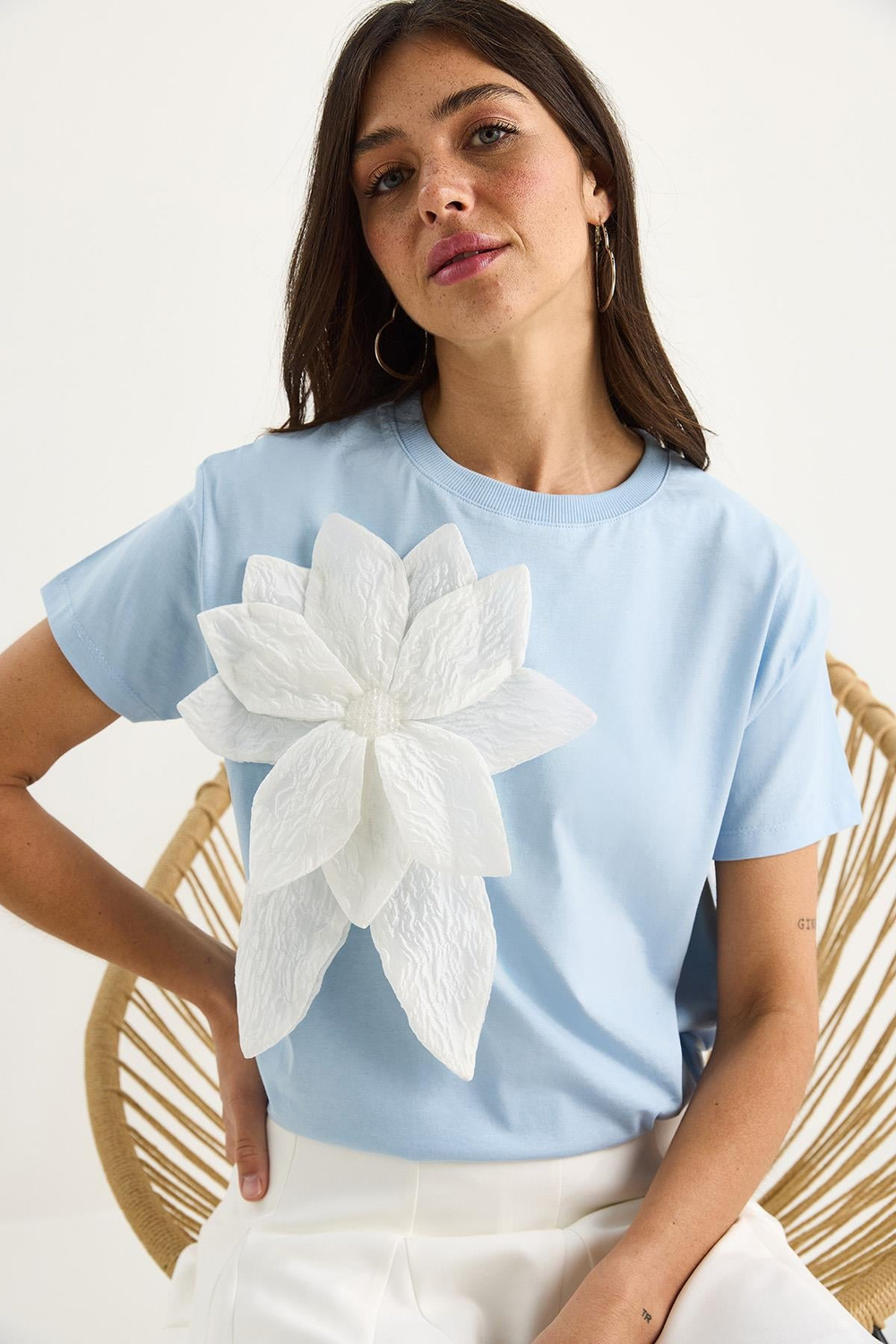Kadın Çiçek Aksesuarlı Kısa Kollu Pamuklu T-Shirt 60602040 - Bebe Mavisi