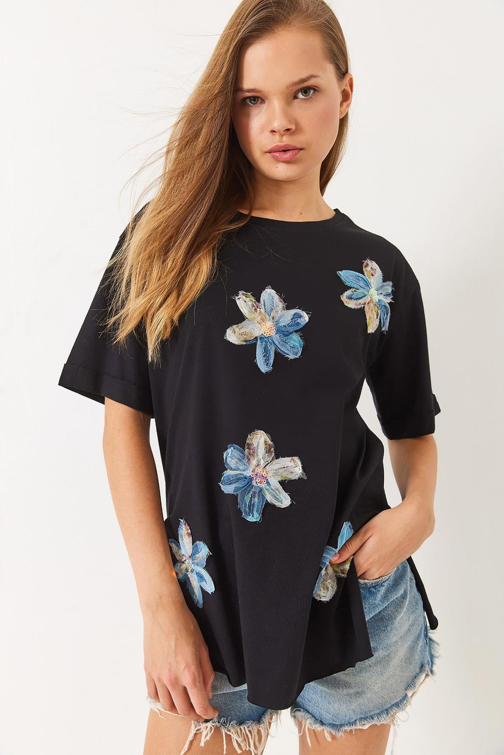 Kadın Çiçek İşlemeli Yanları Yırtmaçlı Salaş Bisiklet Yaka T-Shirt 60283068 - Siyah