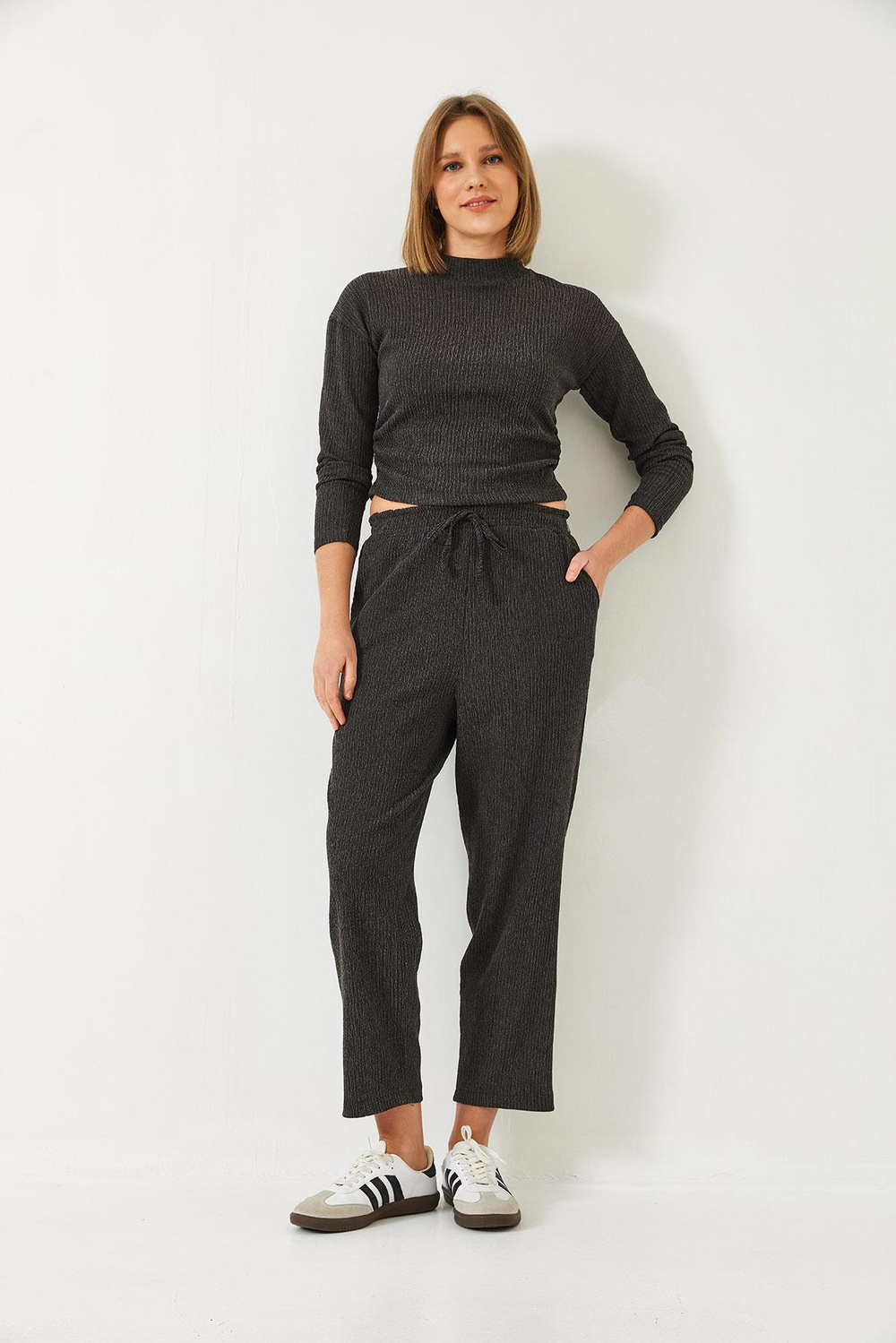 Kadın Crop Bluz ve Beli Lastikli Pantolonlu Alt Üst Takım 60261363 - Füme