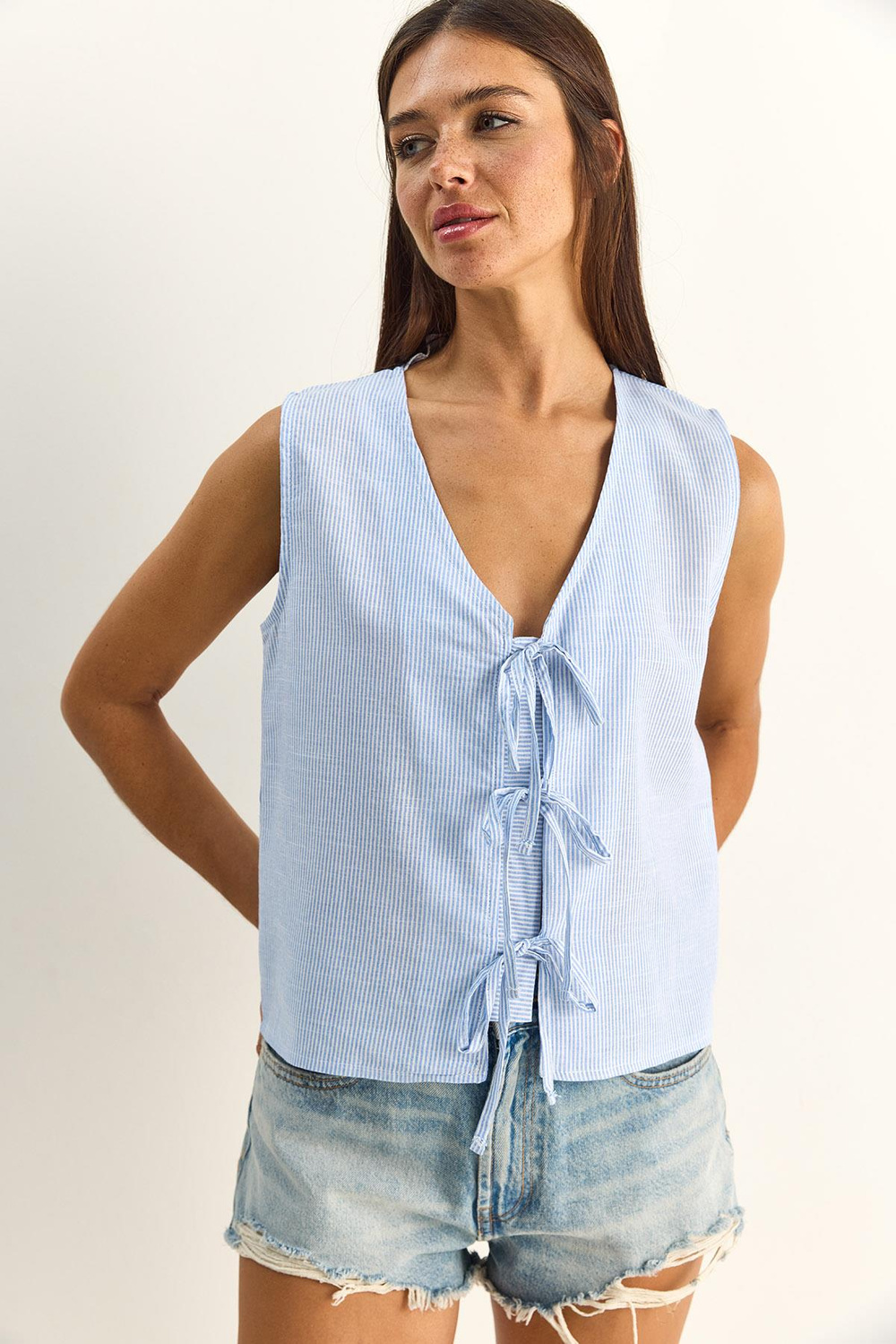 Kadın %100 Pamuk Kalın Askılı Önden Bağlama Detaylı Çizgili Peplum Bluz 60282045 - Beyaz-Mavi