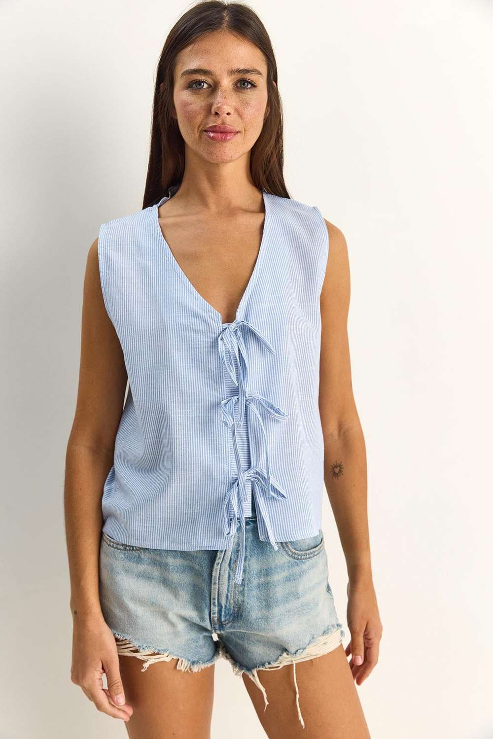 Kadın %100 Pamuk Kalın Askılı Önden Bağlama Detaylı Çizgili Peplum Bluz 60282045 - Beyaz-Mavi
