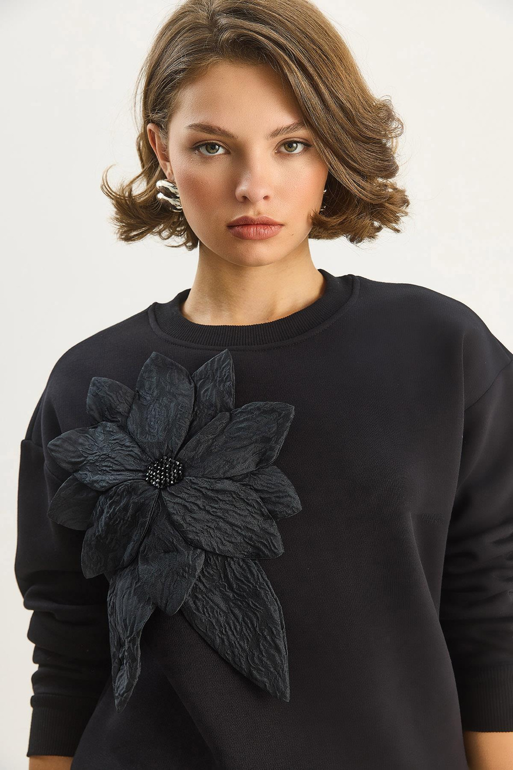 Kadın Bisiklet Yaka Çiçek Aksesuarlı Üç İplik Şardonlu Sweatshirt 60601043 - Siyah