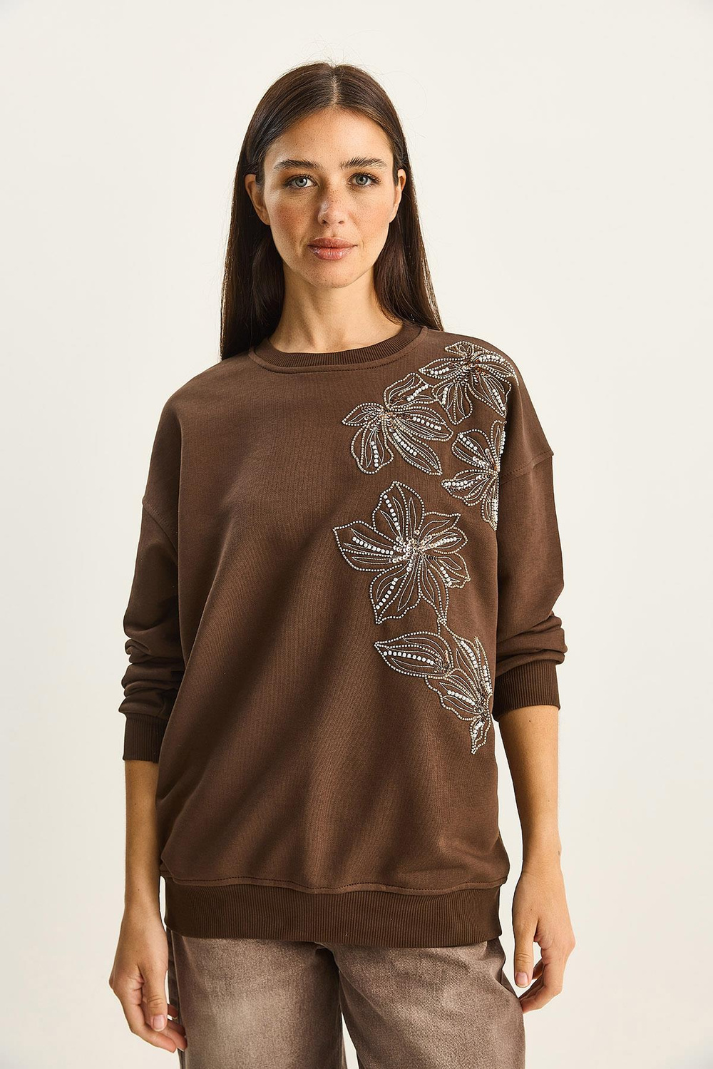 Kadın Bisiklet Yaka Çiçek Boncuk İşlemeli Relaxed Sweatshirt 1572 60283809 - Kahverengi