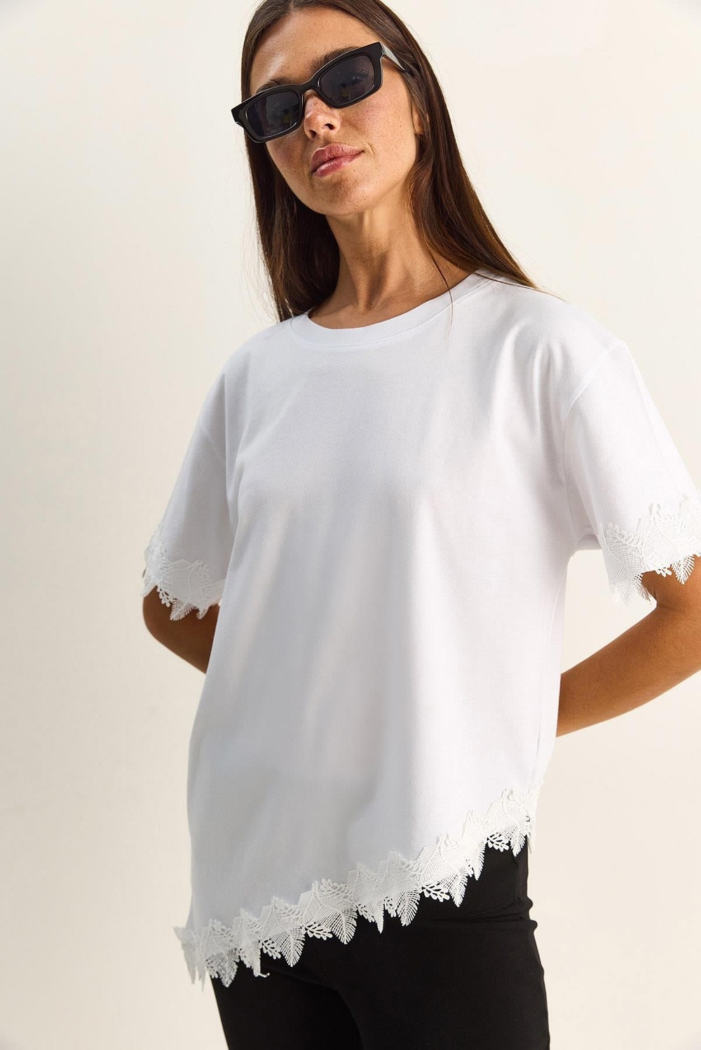 Kadın Bisiklet Yaka Dantel Detaylı Asimetrik Kesim Oversize T-Shirt 2224 60286124 - Beyaz