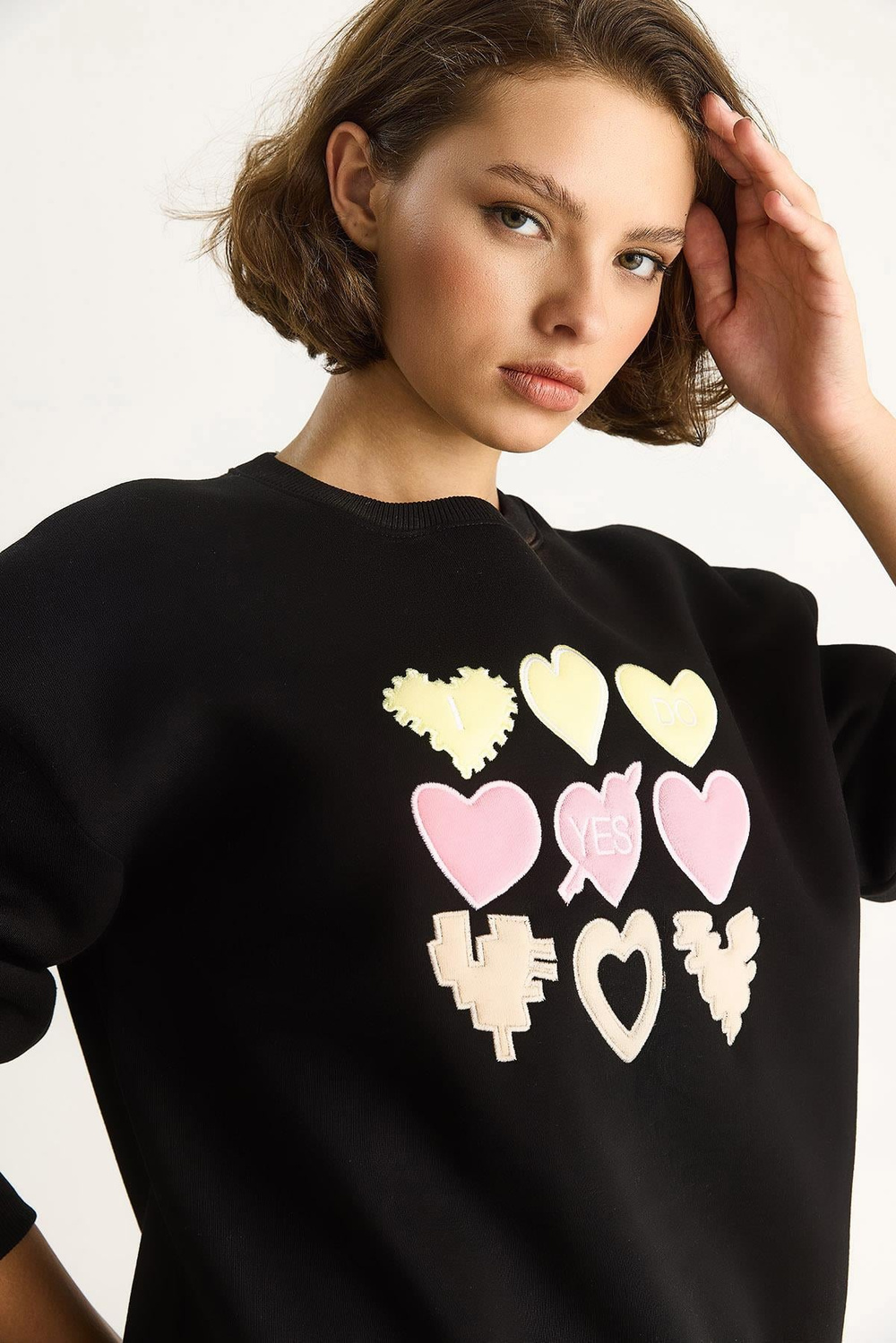 Kadın Bisiklet Yaka Kalp Nakışlı Şardonlu Üç İplik Sweatshirt 6875 60283520 - Siyah