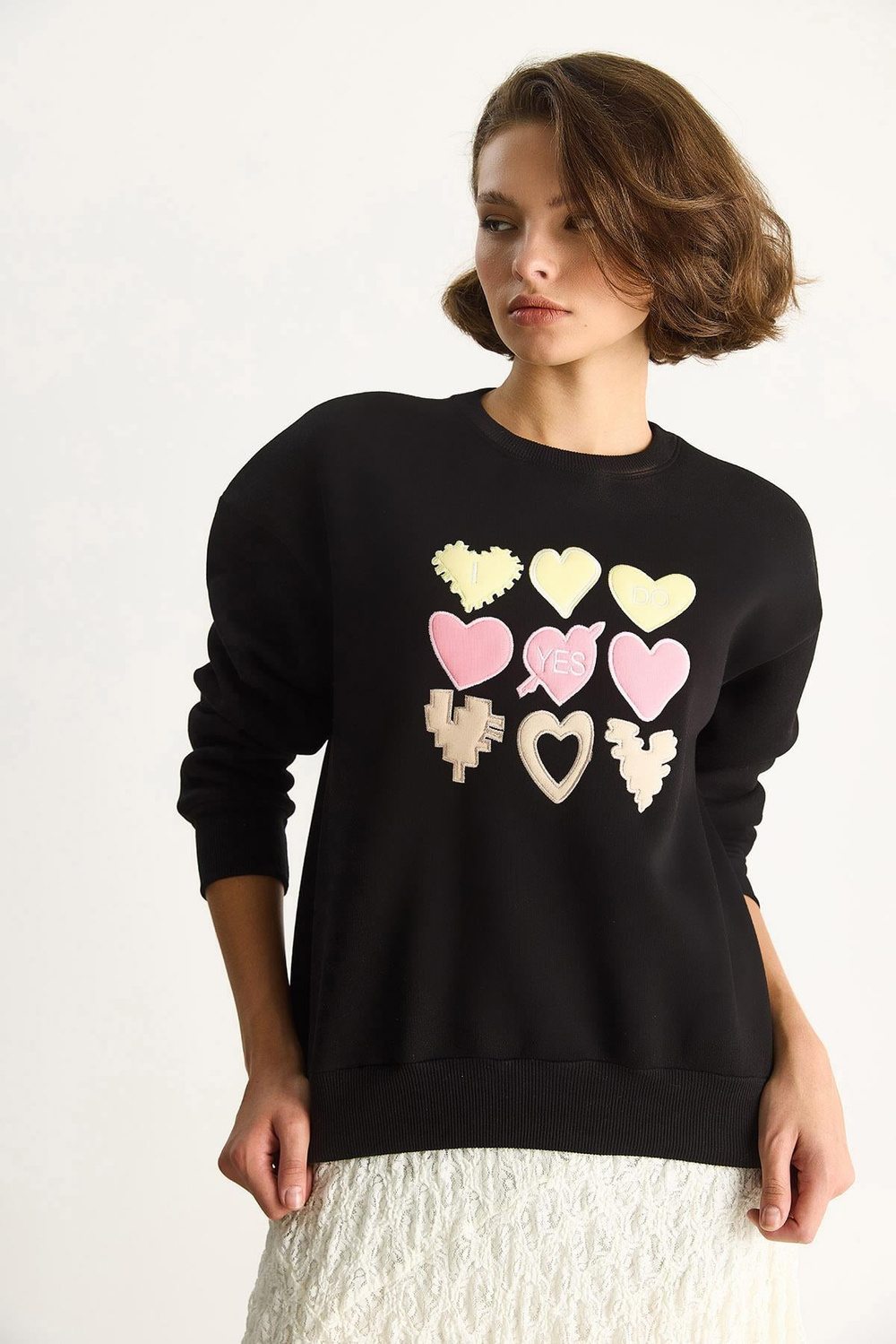 Kadın Bisiklet Yaka Kalp Nakışlı Şardonlu Üç İplik Sweatshirt 6875 60283520 - Siyah