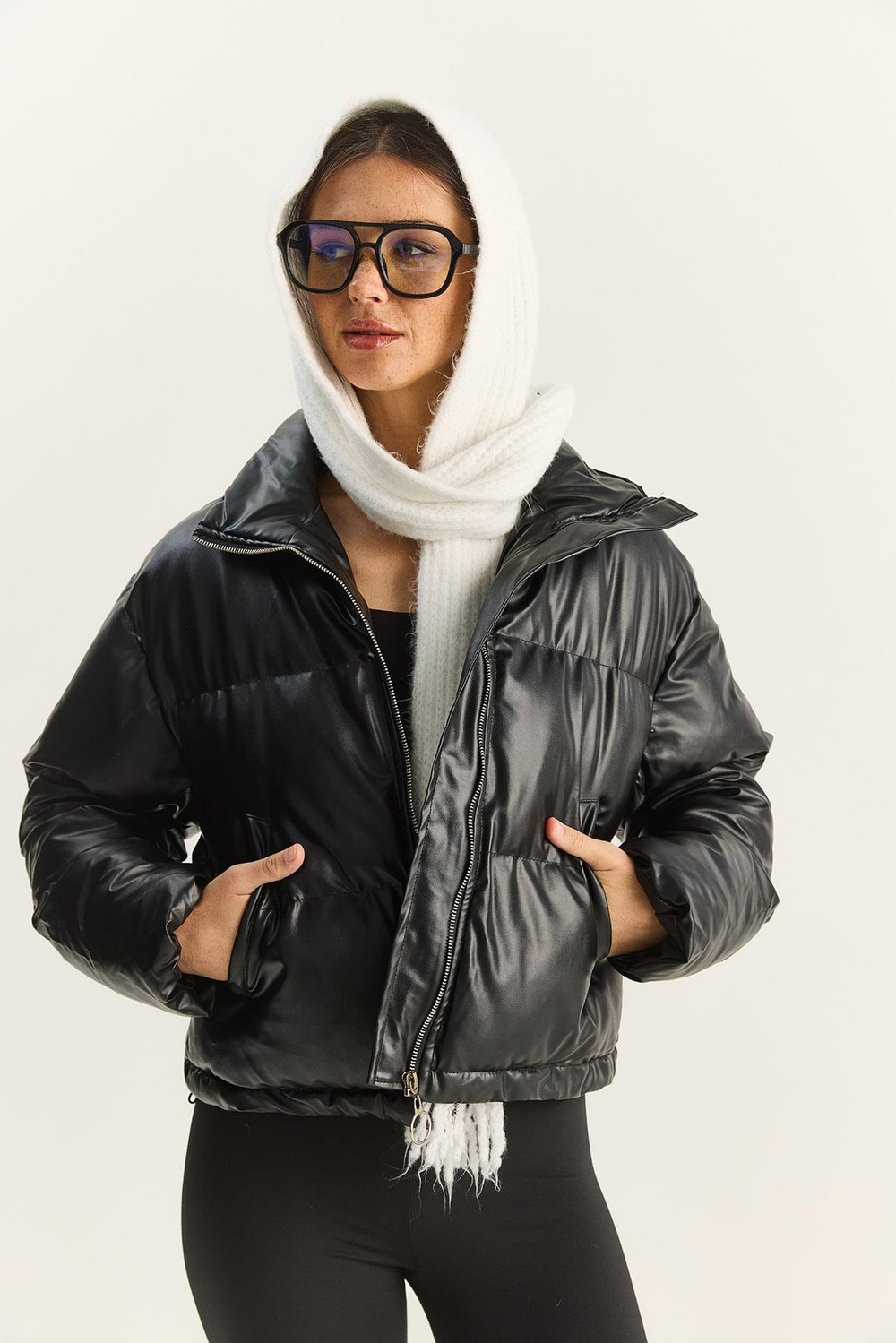 Kadın Dik Yaka Astarlı Suni Deri Görünümlü Kısa Puffer Mont DM260003 60283869 - Siyah