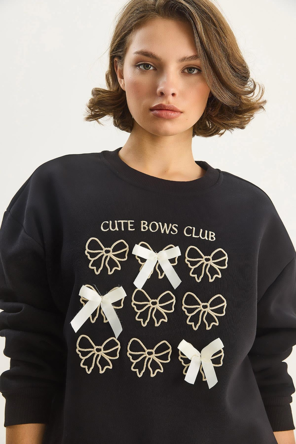 Kadın Fiyonk Nakışlı Kurdele Aksesuarlı Üç İplik Şardonlu Sweatshirt 60601048 - Siyah