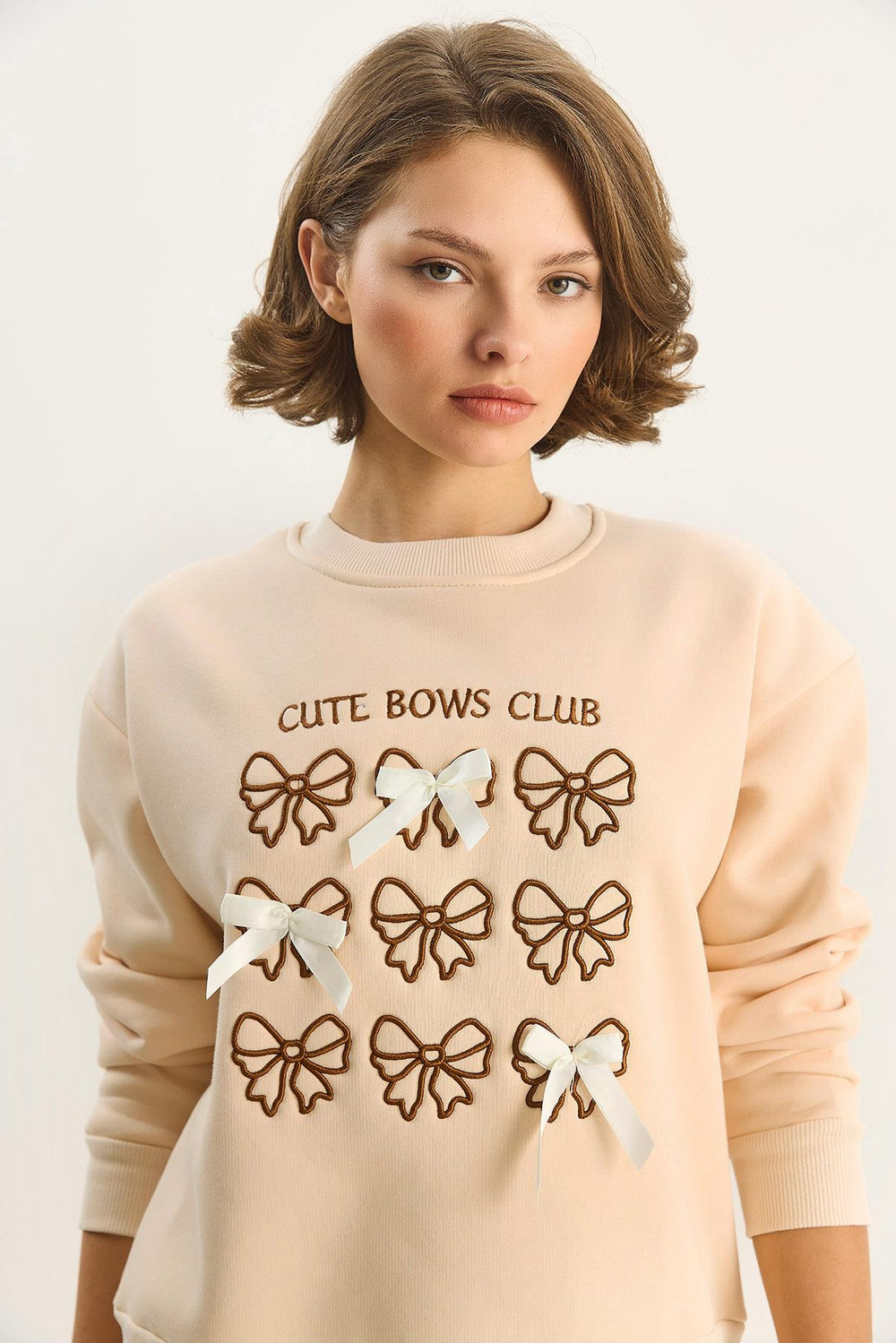 Kadın Fiyonk Nakışlı Kurdele Aksesuarlı Üç İplik Şardonlu Sweatshirt 60601048 - Bej