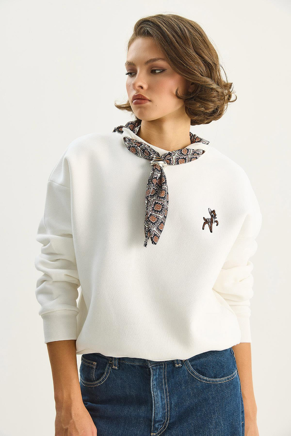 Kadın Fular Detaylı Ceylan Nakışlı Üç İplik Şardonlu Oversize Sweatshirt 6916 60283615 - Beyaz