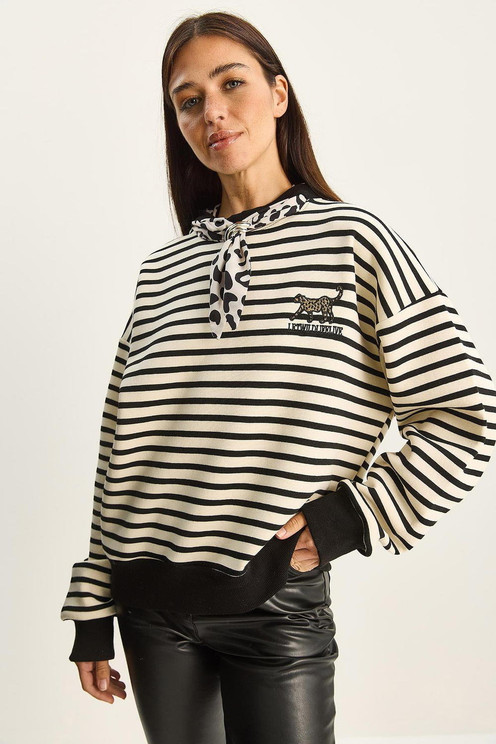 Kadın Fular Detaylı Leopar Nakışlı Çizgili Üç İplik Şardonlu Oversize Sweatshirt 6973 60283818 - Ekru-Siyah