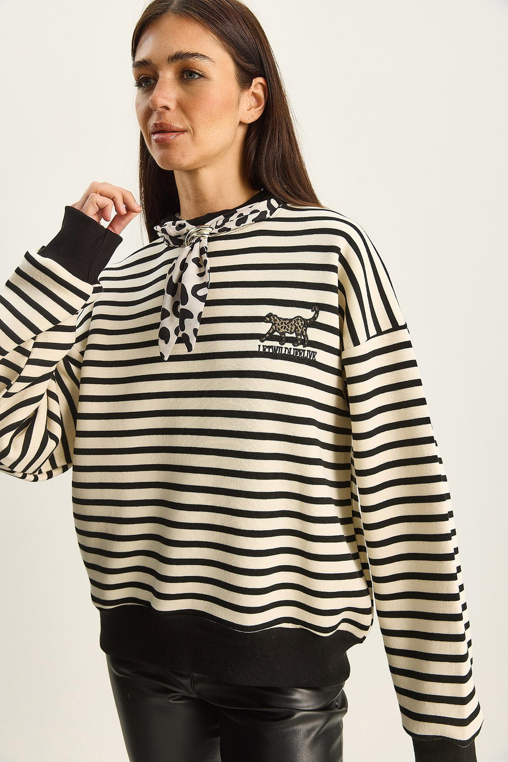 Kadın Fular Detaylı Leopar Nakışlı Çizgili Üç İplik Şardonlu Oversize Sweatshirt 6973 60283818 - Ekru-Siyah