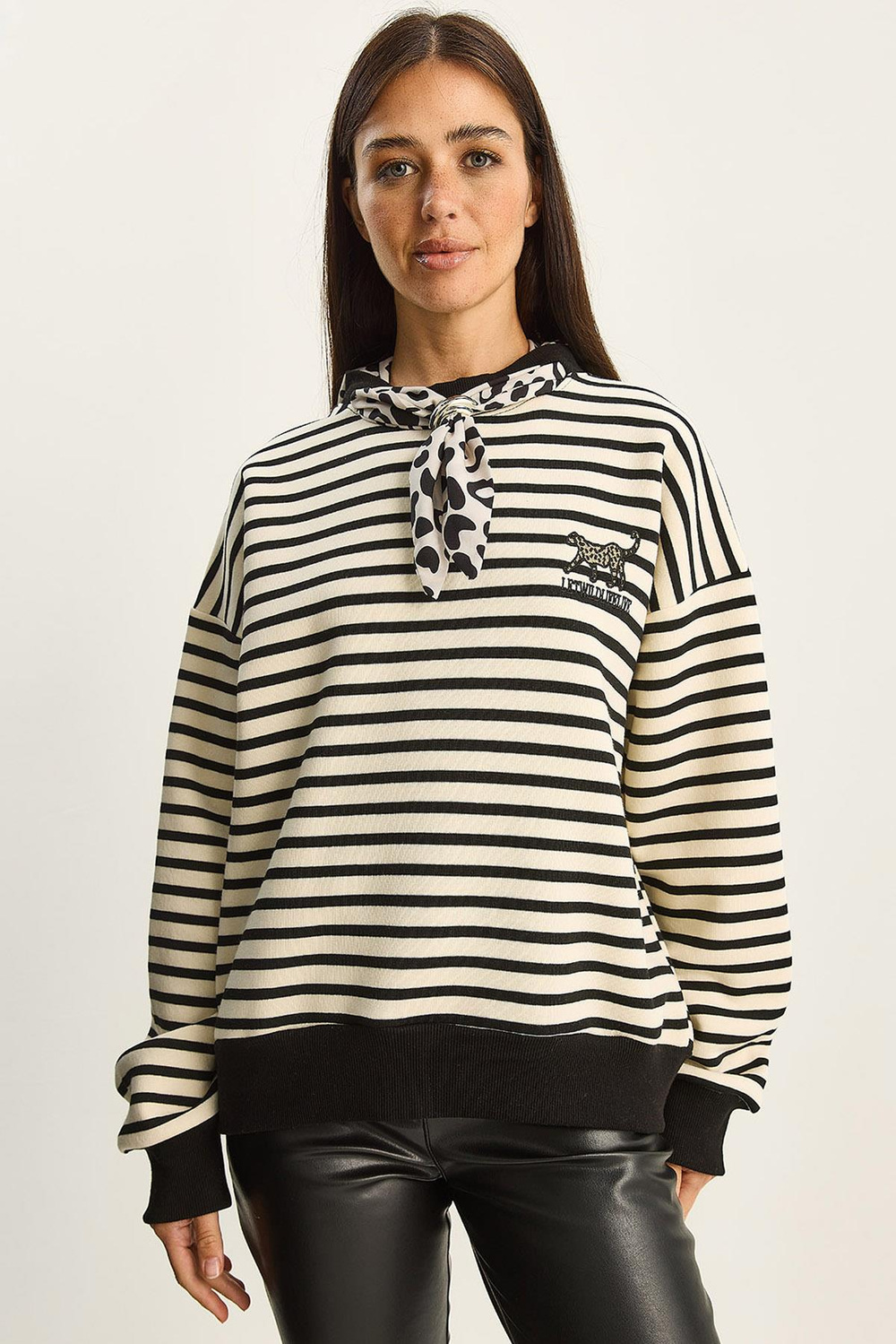Kadın Fular Detaylı Leopar Nakışlı Çizgili Üç İplik Şardonlu Oversize Sweatshirt 6973 60283818 - Ekru-Siyah