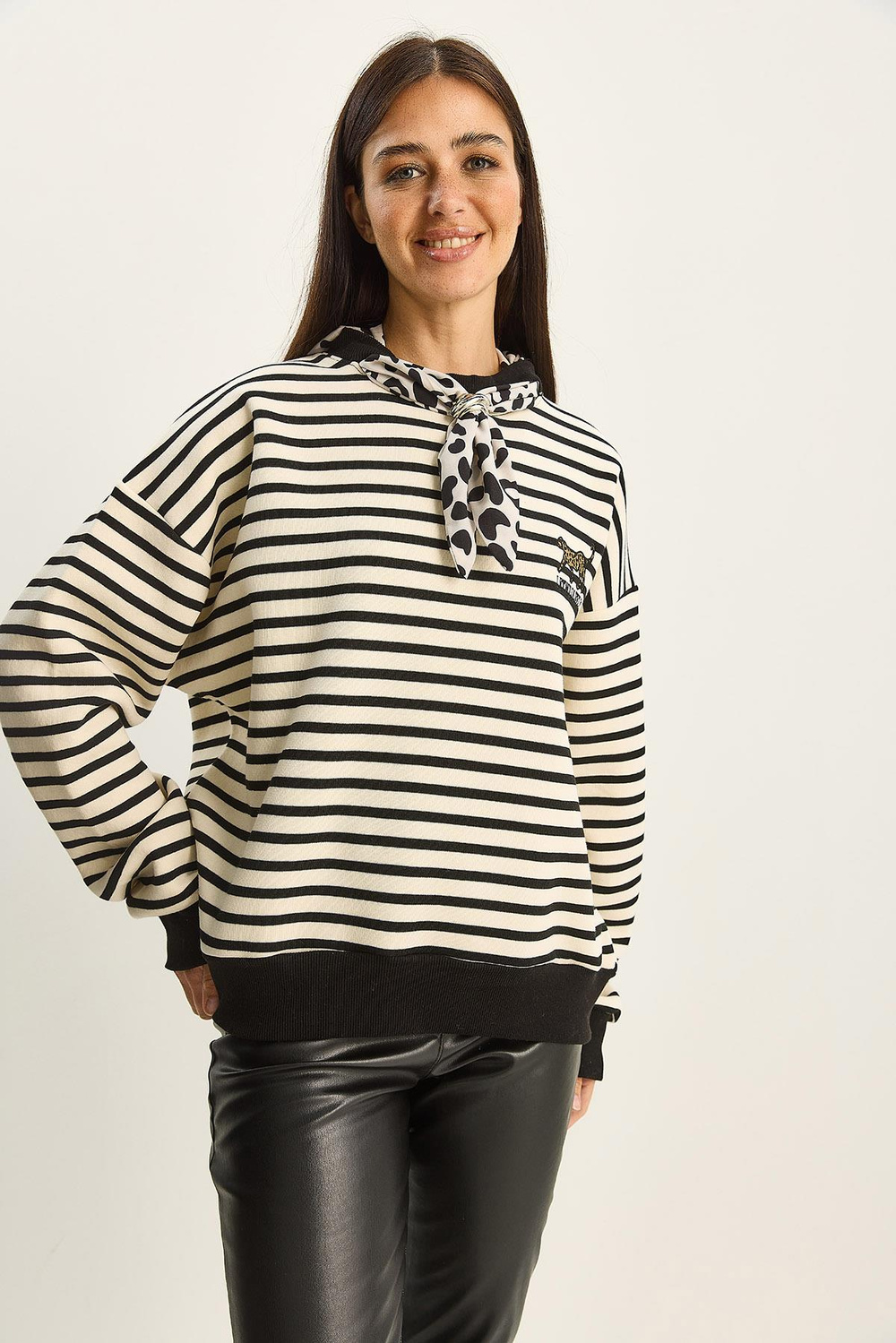 Kadın Fular Detaylı Leopar Nakışlı Çizgili Üç İplik Şardonlu Oversize Sweatshirt 6973 60283818 - Ekru-Siyah