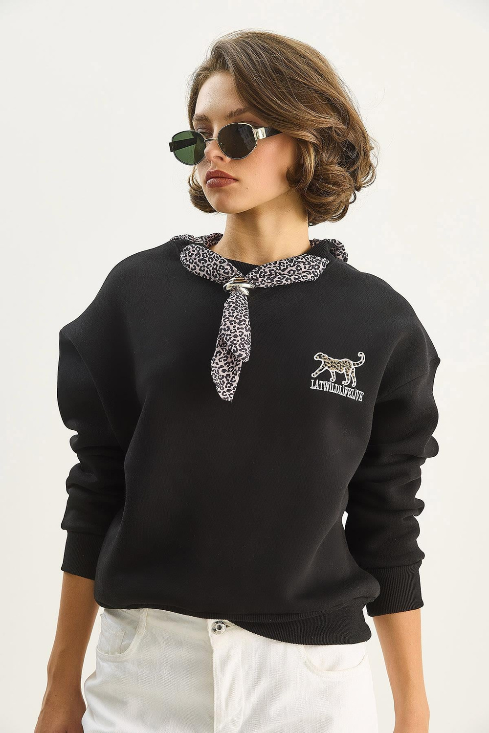 Kadın Fular Detaylı Leopar Nakışlı Üç İplik Şardonlu Oversize Sweatshirt 6917 60283616 - Siyah
