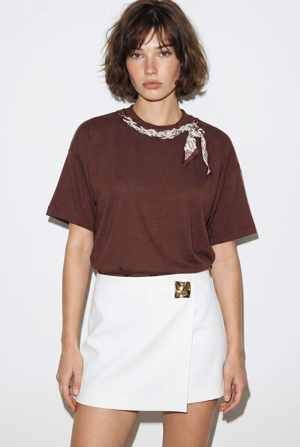 Kadın Fular ve İnci Detaylı Bisiklet Yaka Oversize Basic T-Shirt 360096 60286358 - Acı Kahve