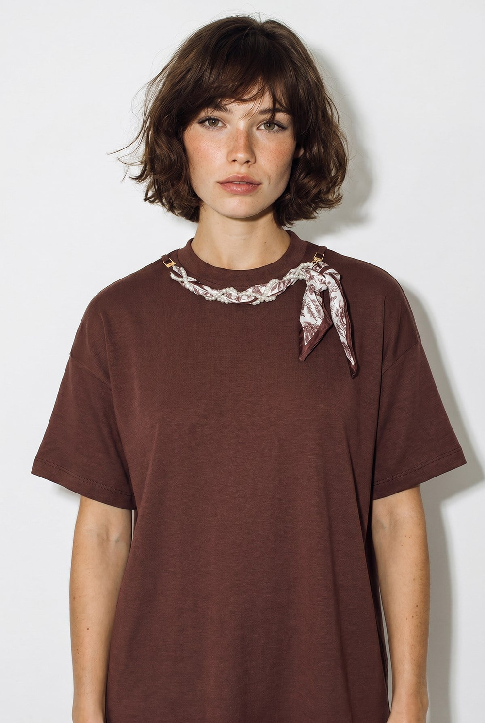 Kadın Fular ve İnci Detaylı Bisiklet Yaka Oversize Basic T-Shirt 360096 60286358 - Acı Kahve