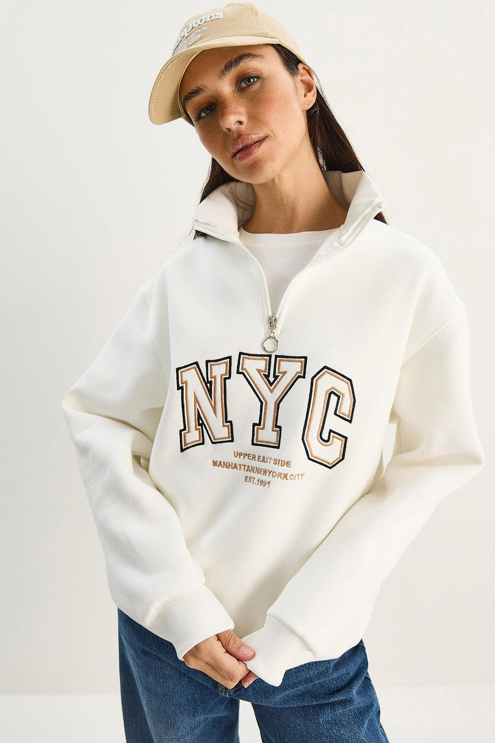Kadın NYC Nakış İşlemeli Yakası Fermuarlı Üç İplik Şardonlu Oversize Sweatshirt 60283767 - Beyaz